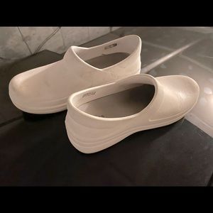 Women’s CROCS clog nursing shoes size 8